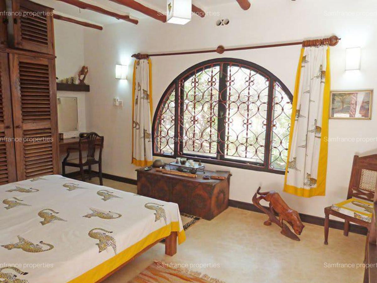 5 Bed Villa with En Suite at Paparemo - 9