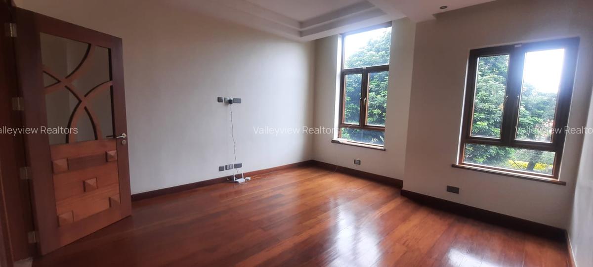 5 Bed Townhouse with En Suite at Lavington - 18