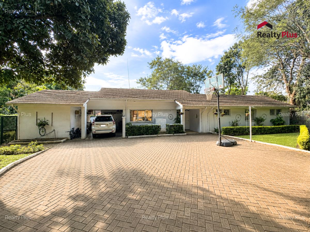 4 Bed House with En Suite at Loresho Crescent - 2