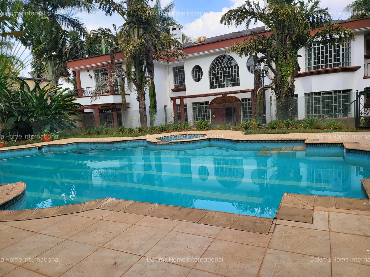 6 Bed House with En Suite in Nyari - 1