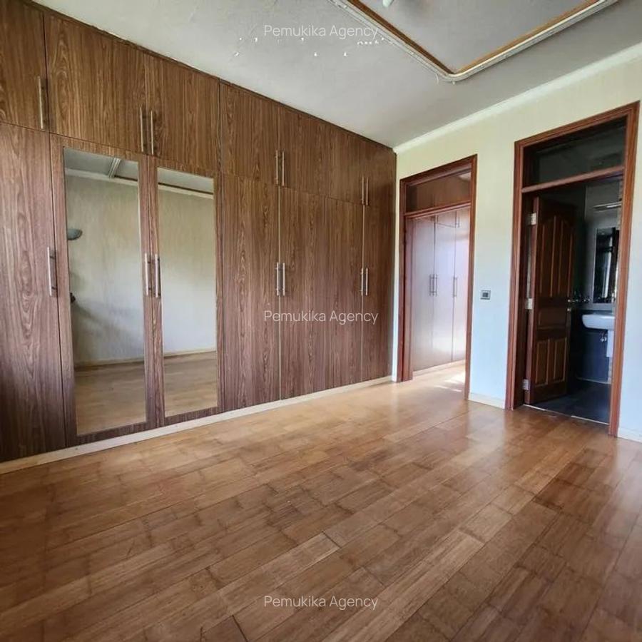 5 Bed House with En Suite at Hardy - 10