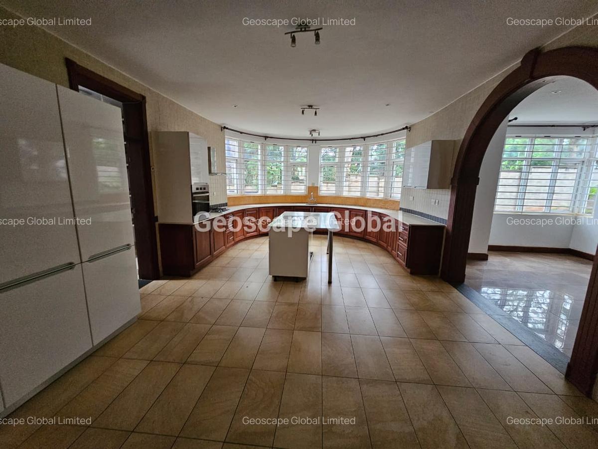5 Bed House with En Suite in Rosslyn - 10