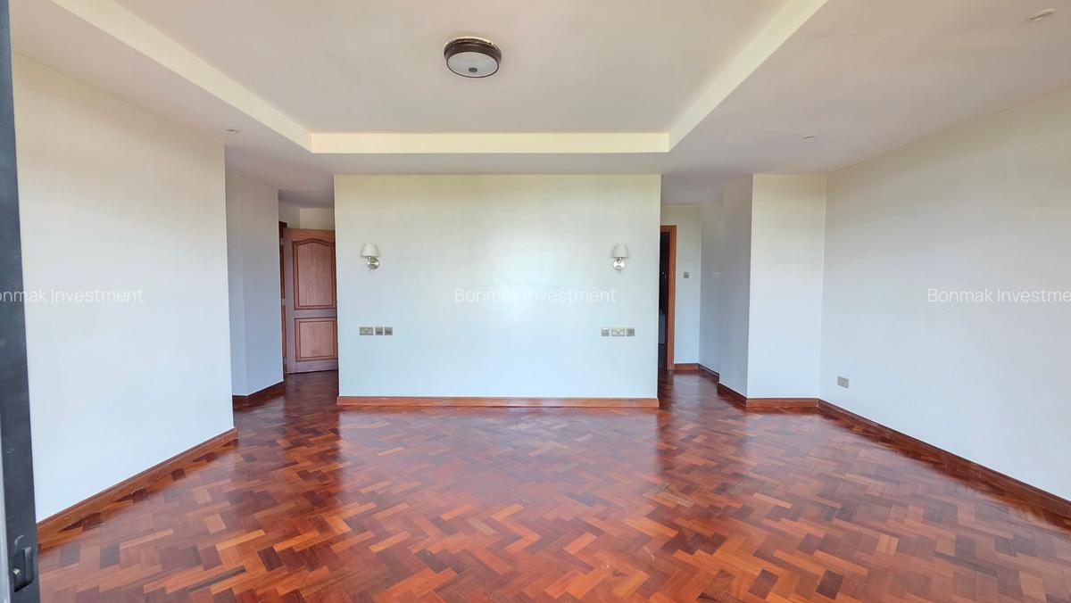 4 Bed Apartment with En Suite at Riverside Drive - 11