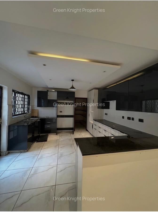 5 Bed Townhouse with En Suite in Lavington - 1