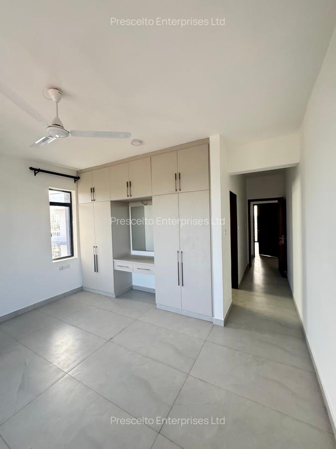 3 Bed Apartment with En Suite at Off Links Road - 12