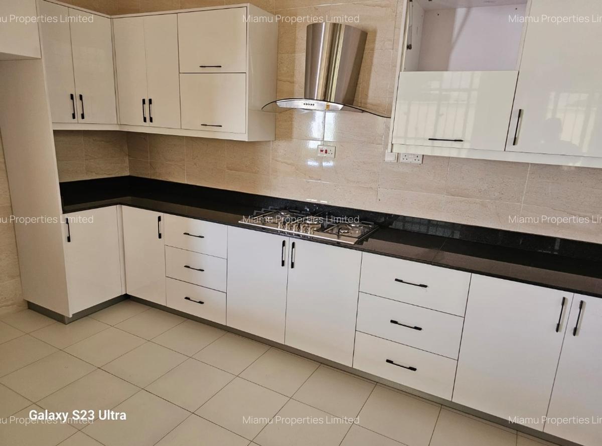 4 Bed House with En Suite at Karunguro - 8