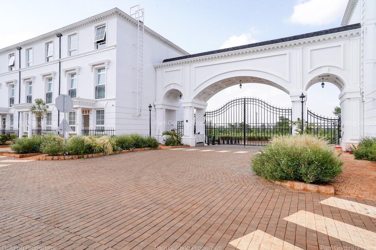 4 Bed Townhouse with Swimming Pool at Crawford Road - 20