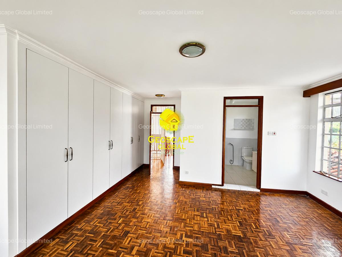 4 Bed House with En Suite in Rosslyn - 8
