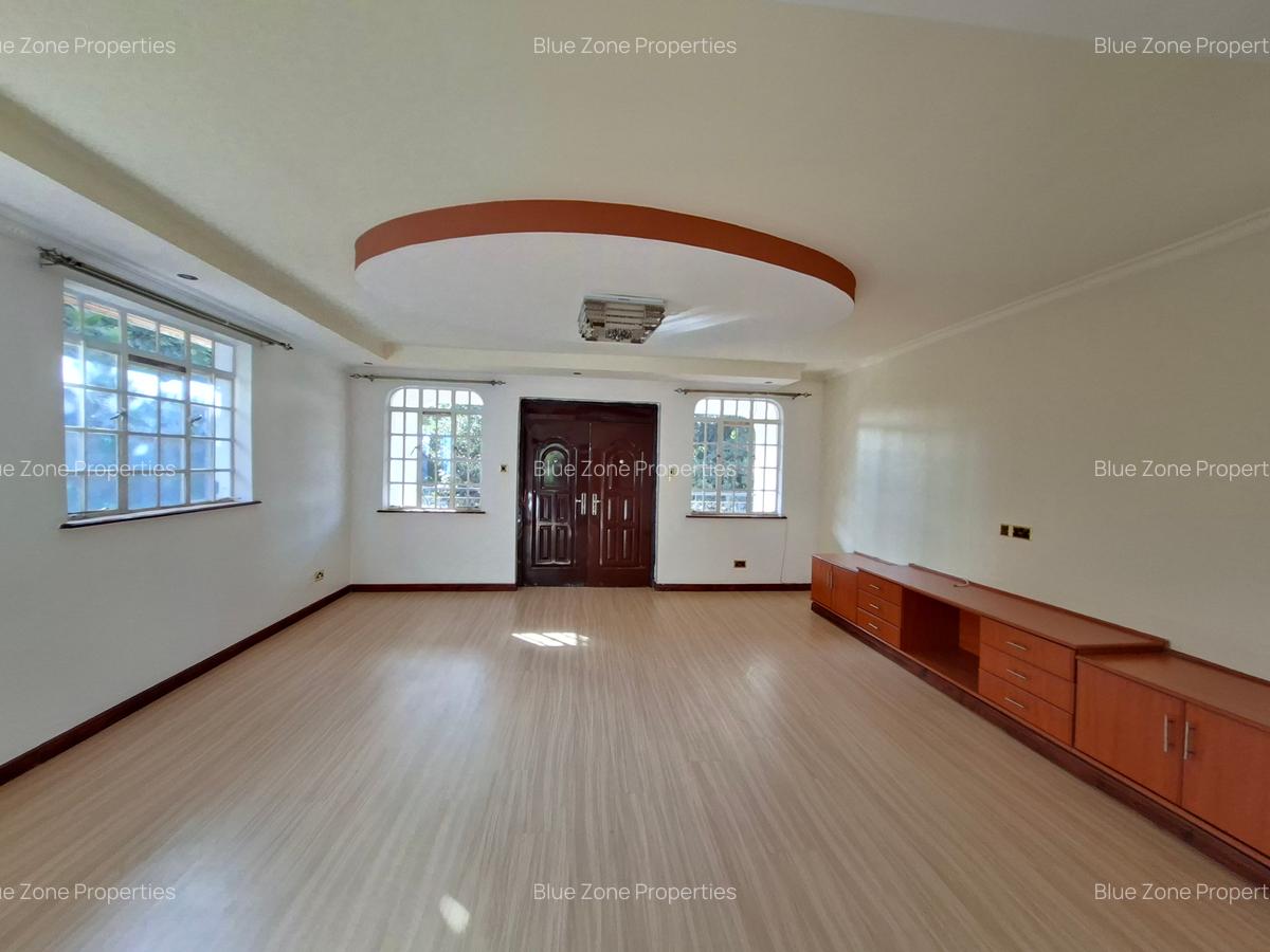 5 Bed House with En Suite at Close To Un - 10