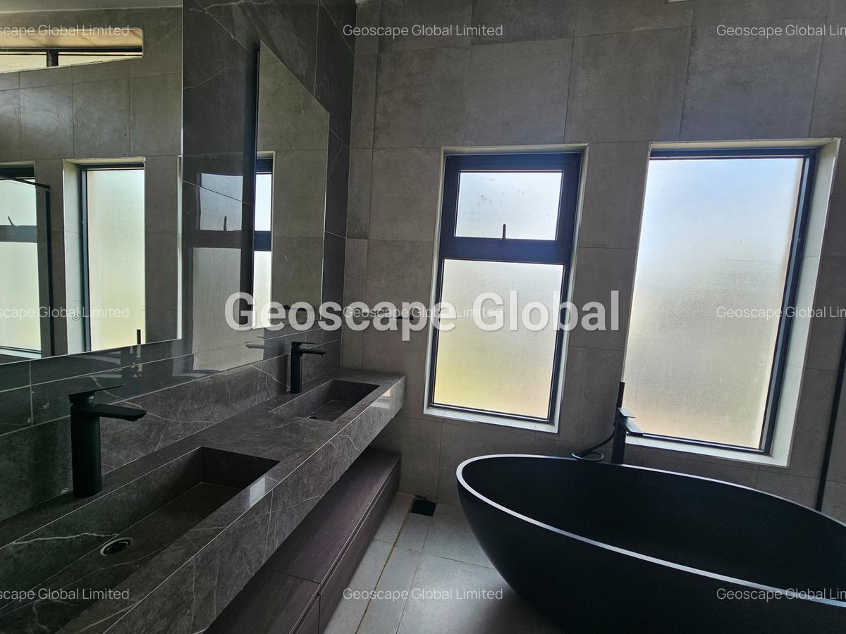 5 Bed House with En Suite in Runda - 12