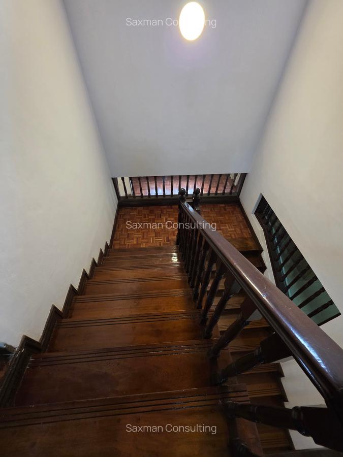 5 Bed House with En Suite in Runda - 19