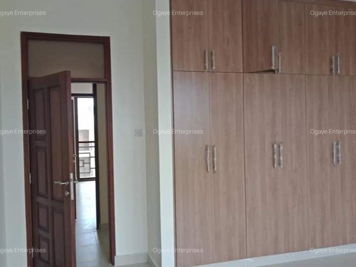 3 Bed Apartment with En Suite at 801181 - 9