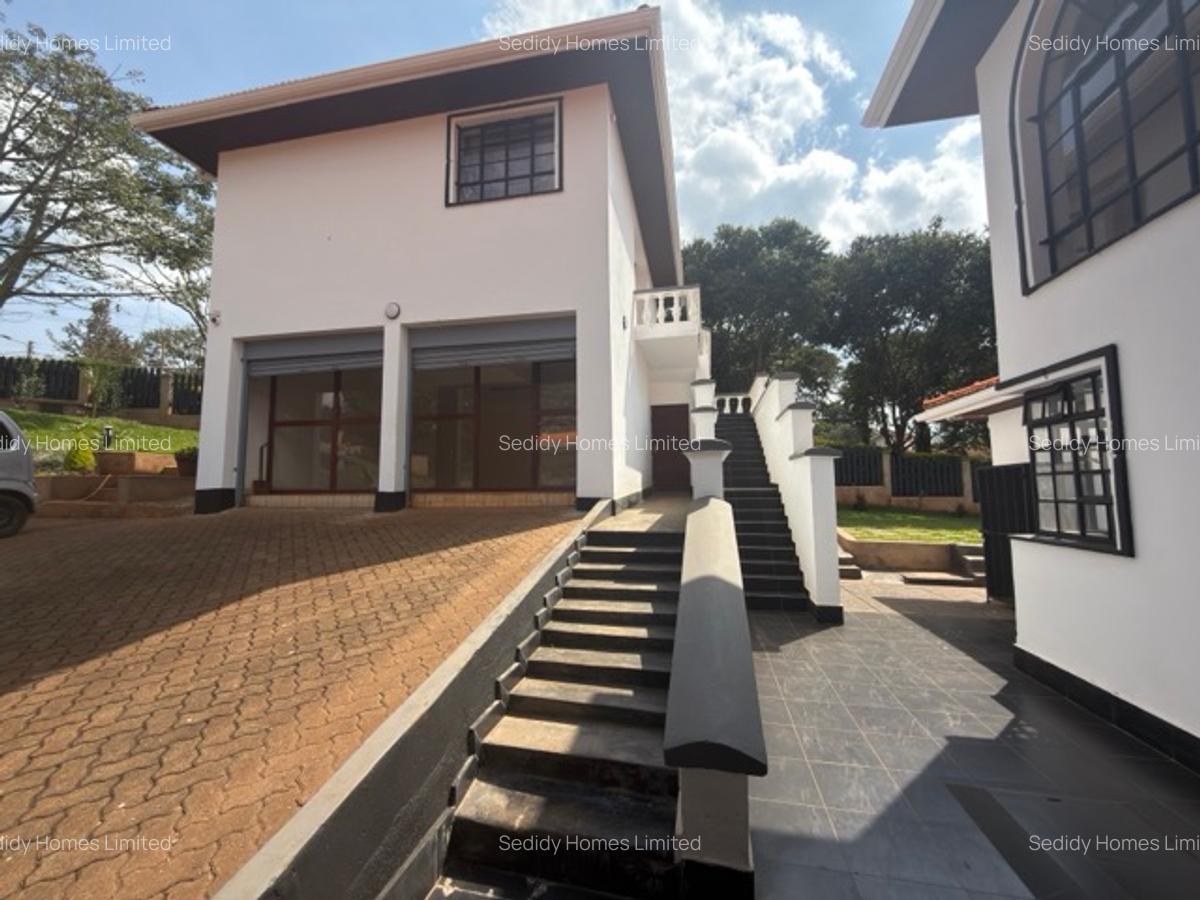5 Bed House with En Suite in Ridgeways - 18
