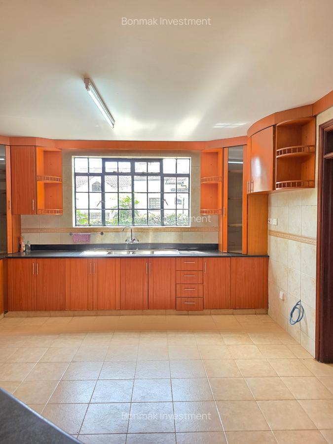 5 Bed Townhouse with En Suite at Lavington Green - 8