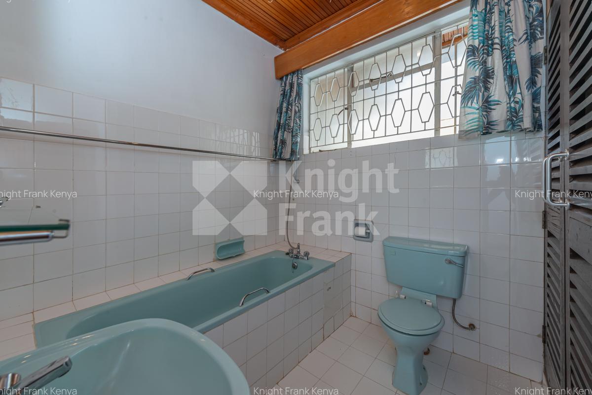 10 Bed House with Garden at Rosslyn Lone Tree - 9