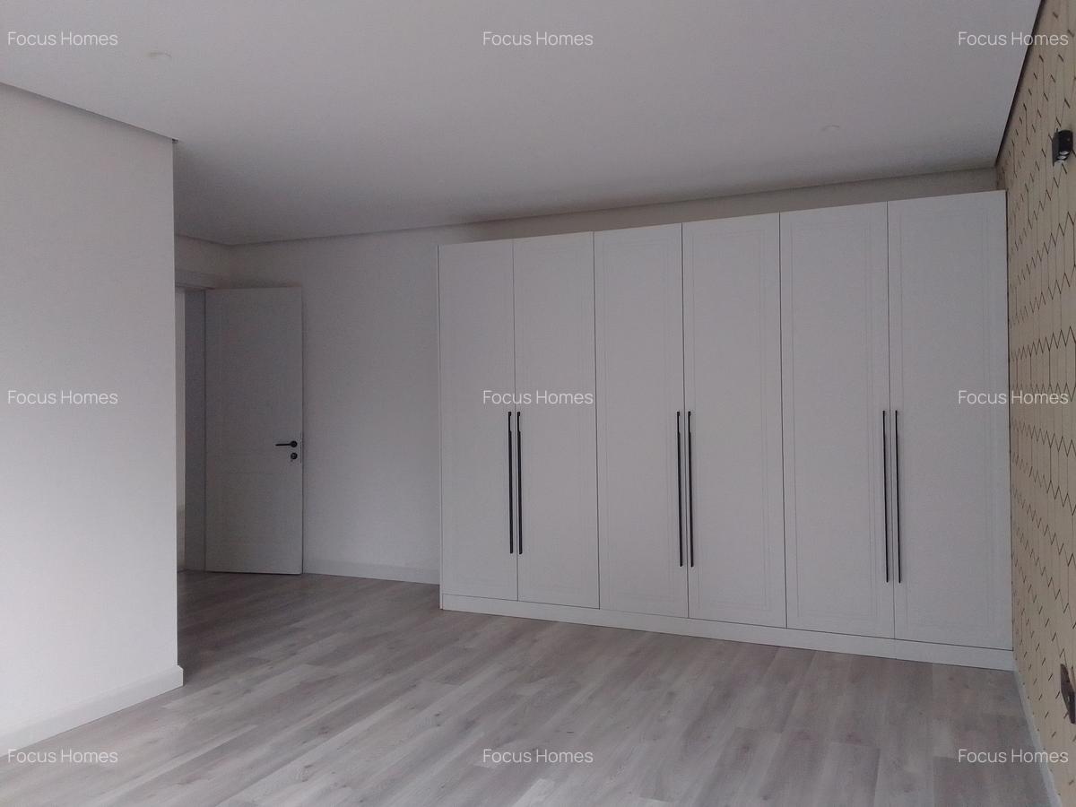 5 Bed Townhouse with En Suite in Lavington - 13