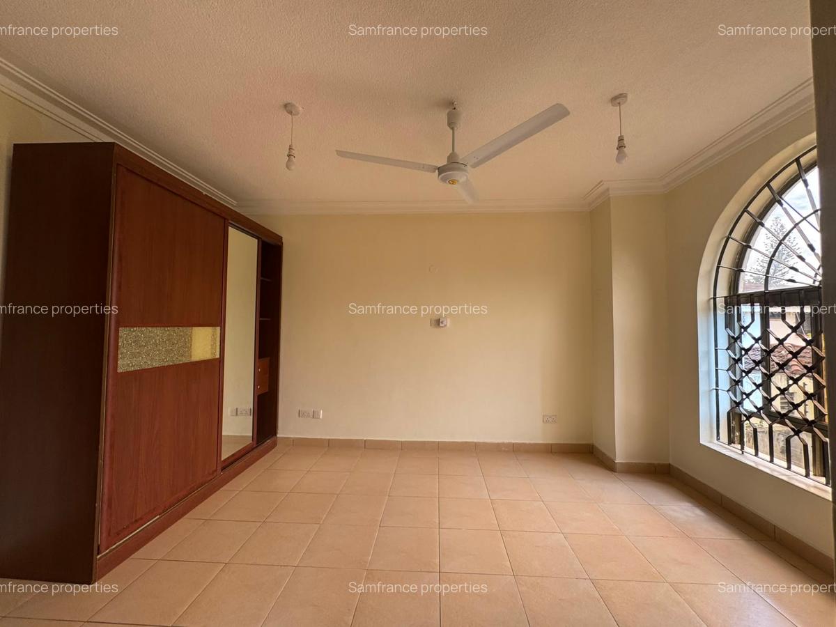 Serviced 2 Bed Apartment with En Suite at Greenwood - 11