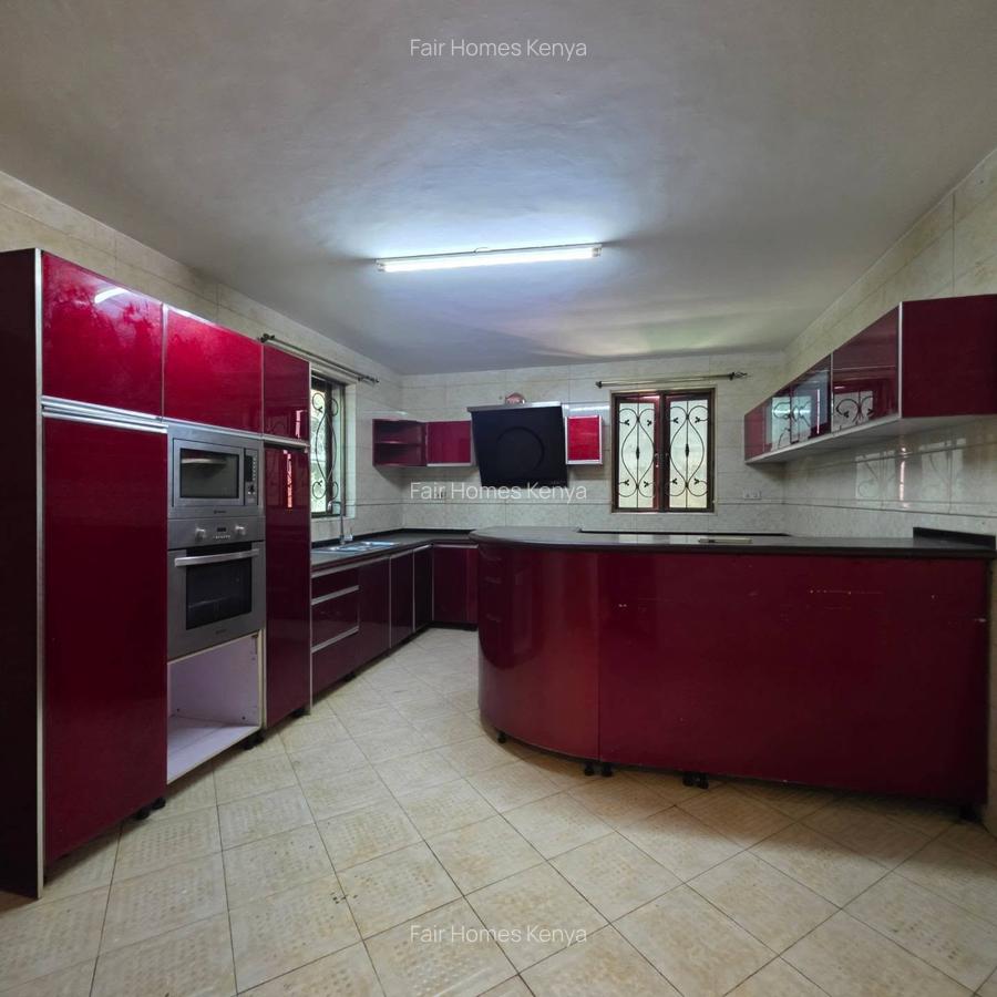 5 Bed Townhouse with En Suite at Othaya Road - 4