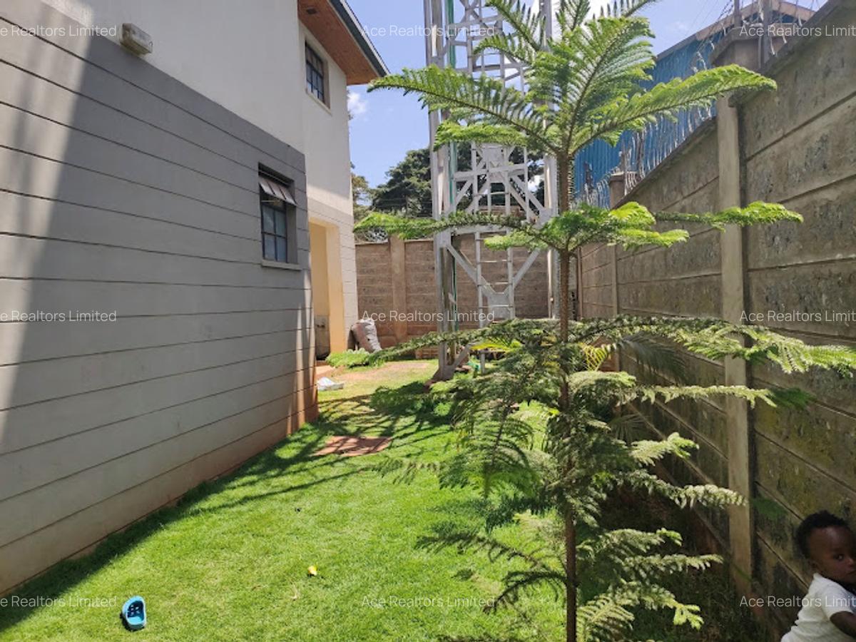 4 Bed Townhouse with En Suite at Near Isk - 2