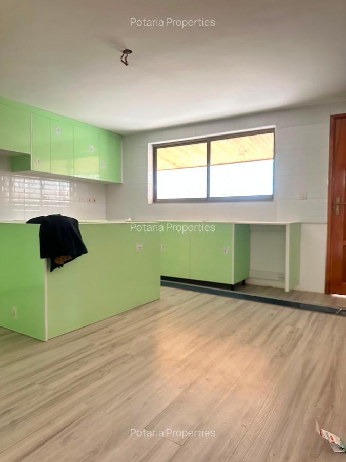 4 Bed House with En Suite in Rosslyn - 10