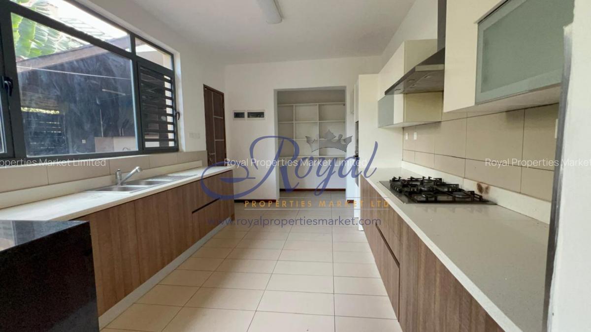 4 Bed House with En Suite in Garden Estate - 3