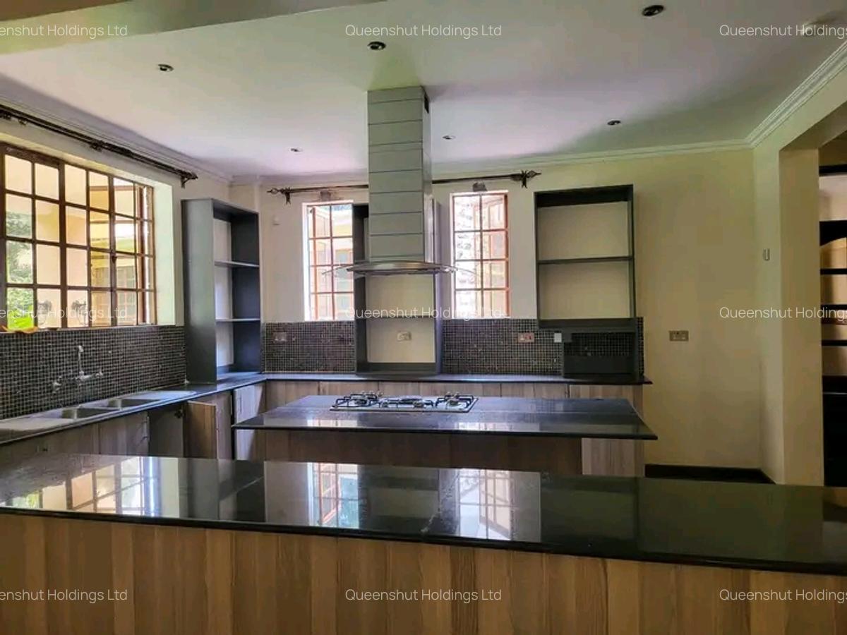 4 Bed House with En Suite in Rosslyn - 3