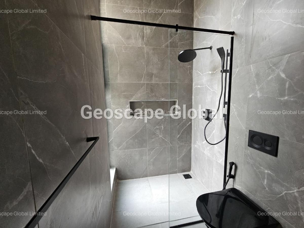 5 Bed House with En Suite in Runda - 16