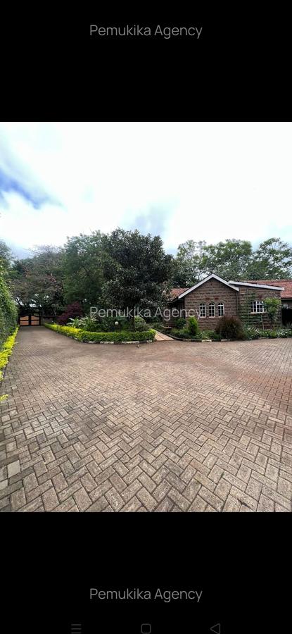 3 Bed House with En Suite in Lavington - 1