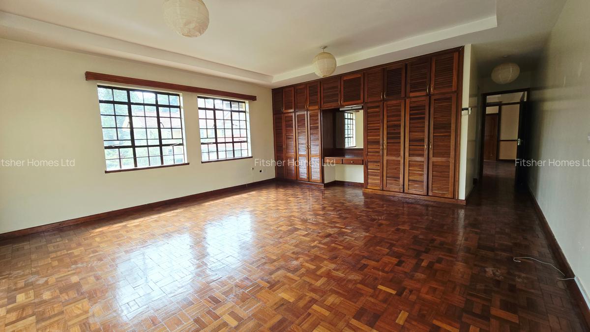5 Bed House with En Suite in Runda - 12