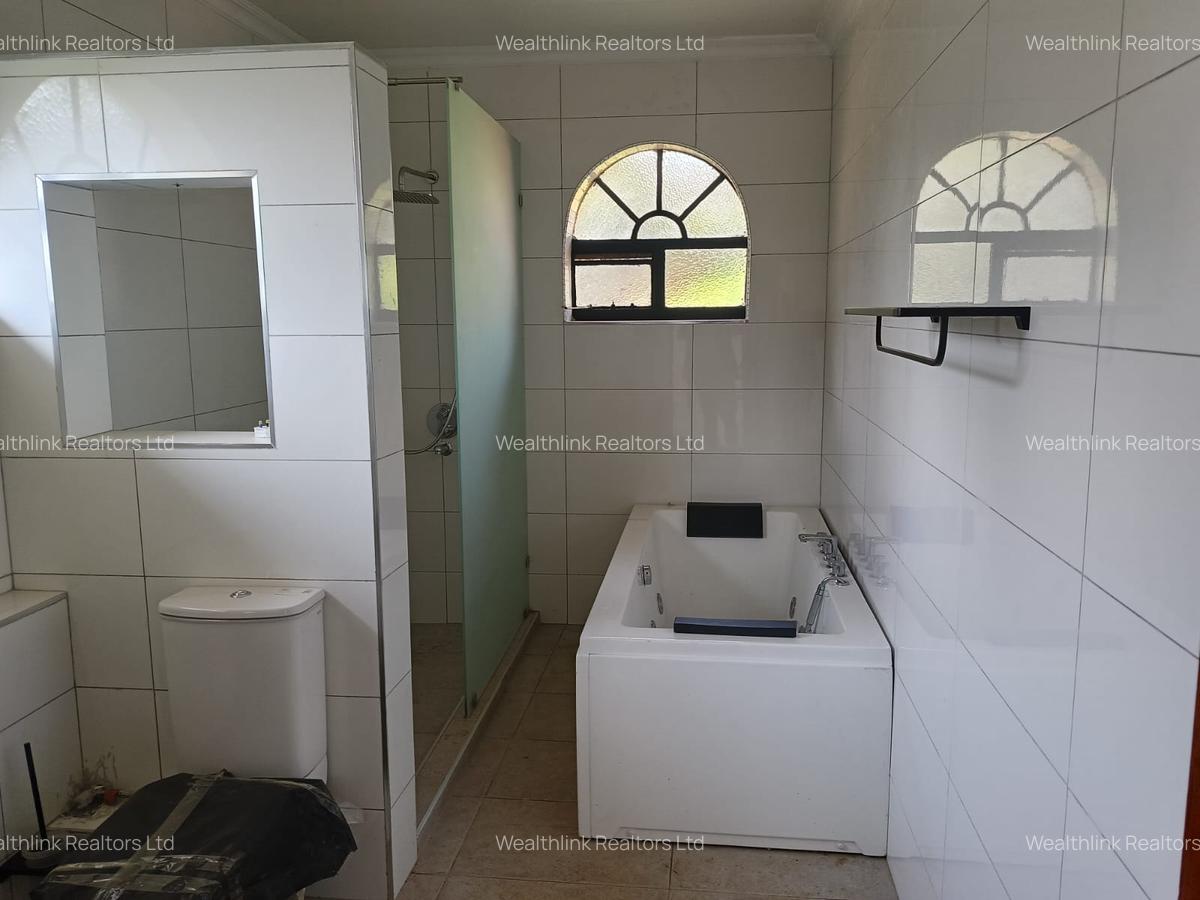 5 Bed House with En Suite at Ridgeways - 9