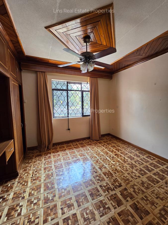 5 Bed House with En Suite in Runda - 14
