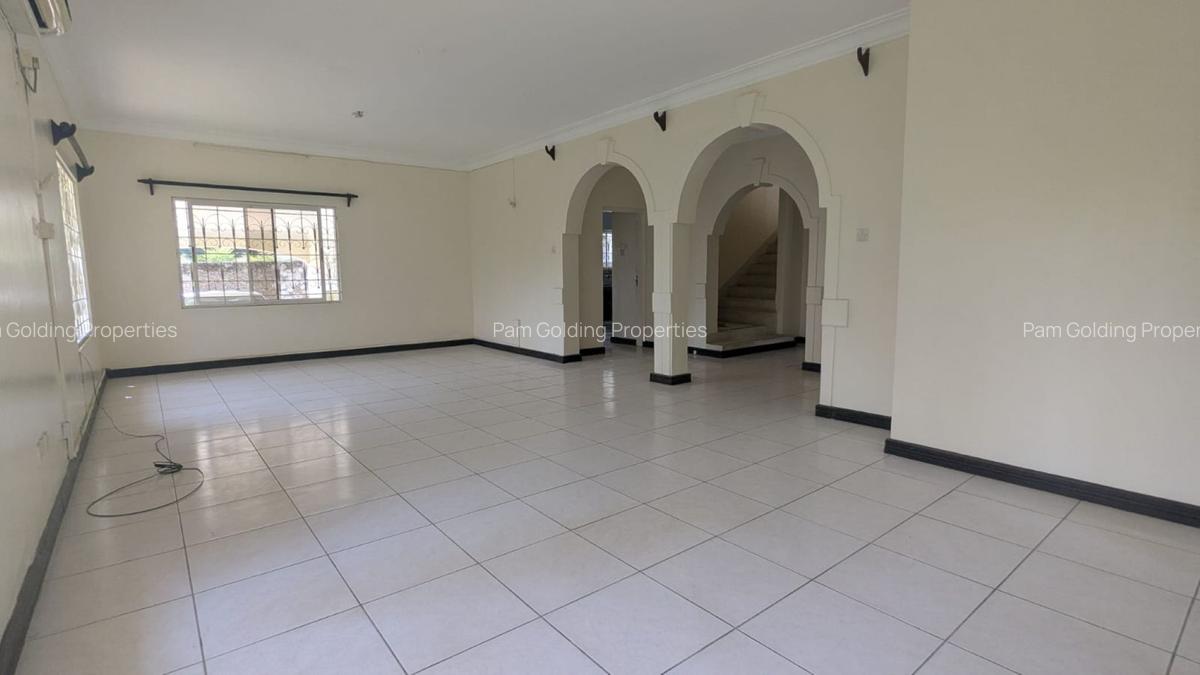 4 Bed House with Swimming Pool at Links Road - 8