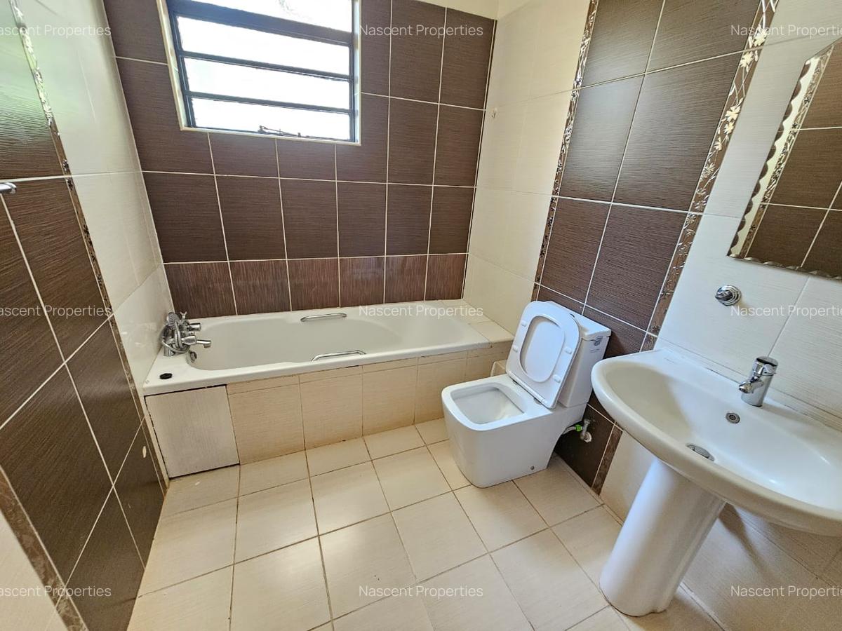 4 Bed House with En Suite in Rosslyn - 12