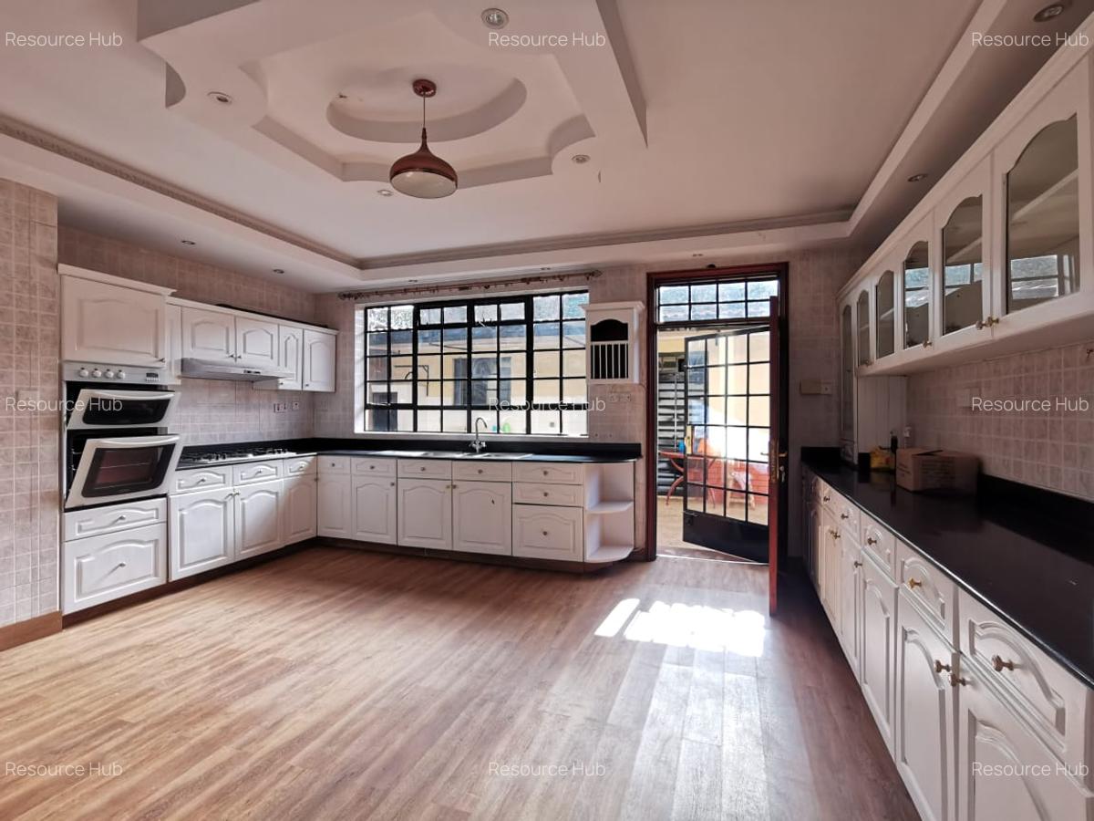 4 Bed House with En Suite at Mountain View - 8