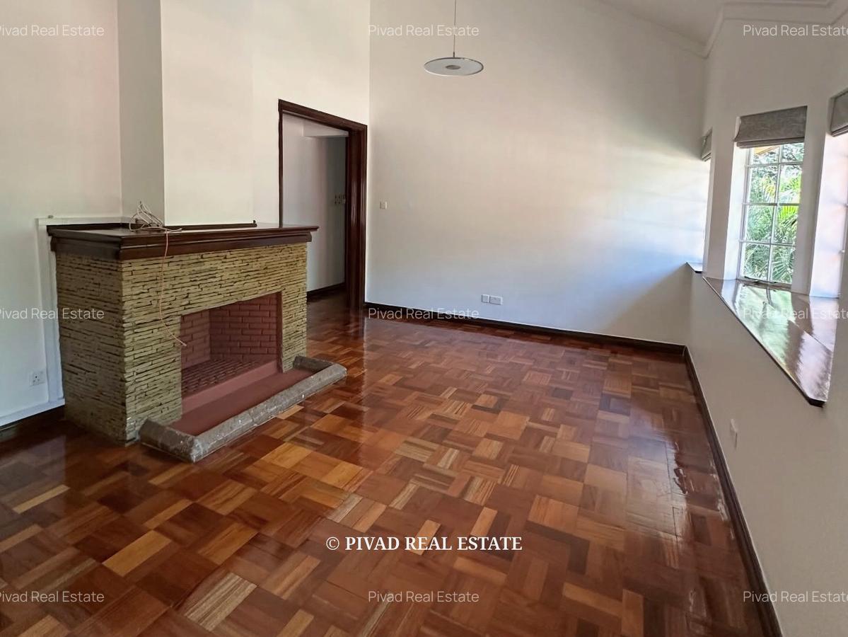 5 Bed House with Swimming Pool in Rosslyn - 7