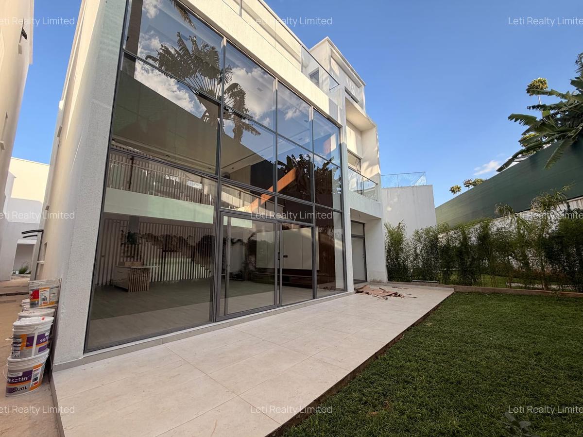 5 Bed Townhouse with En Suite in Lavington - 3