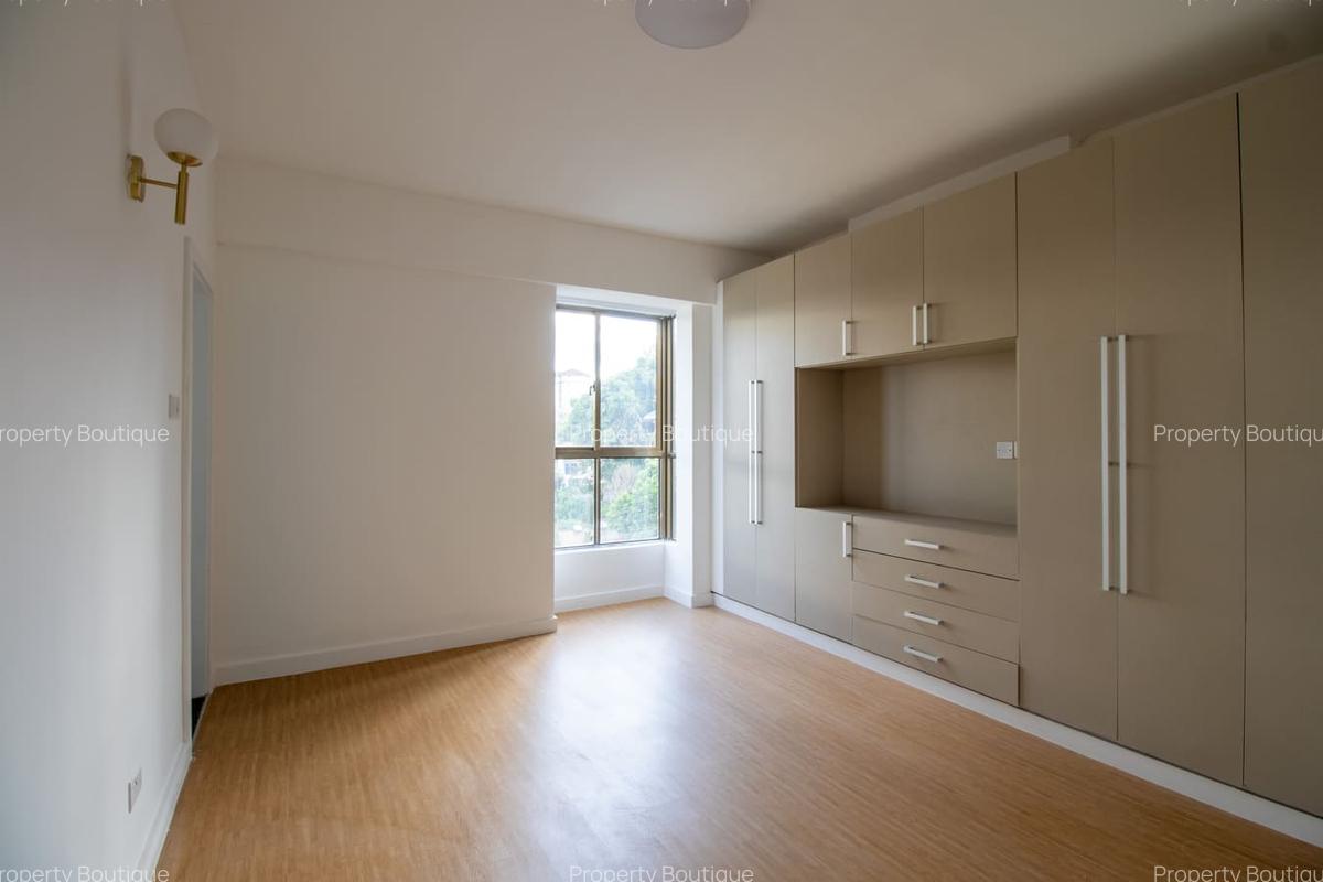 3 Bed Apartment with En Suite at Lavington - 7