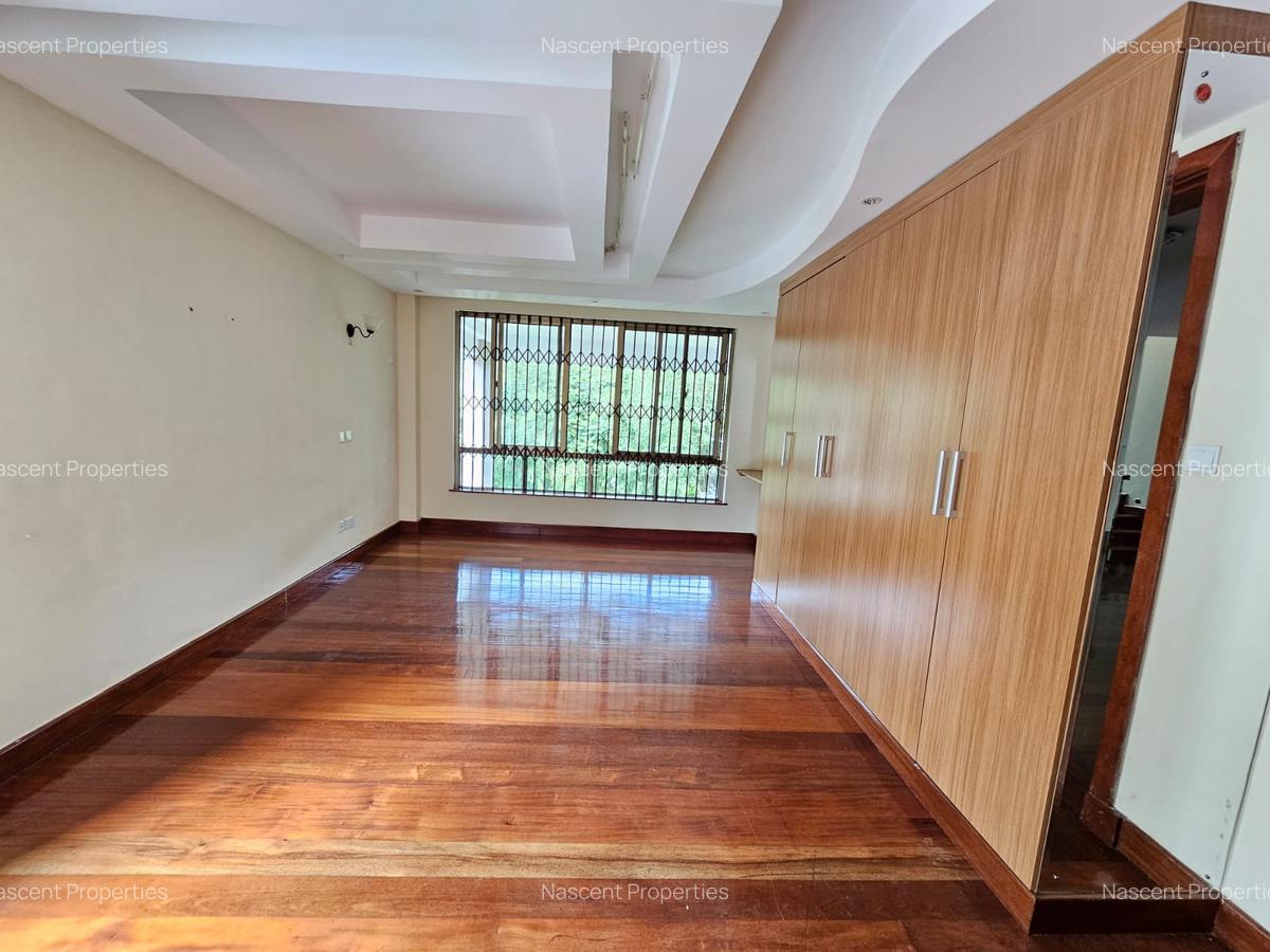 5 Bed Townhouse with En Suite in Lavington - 6