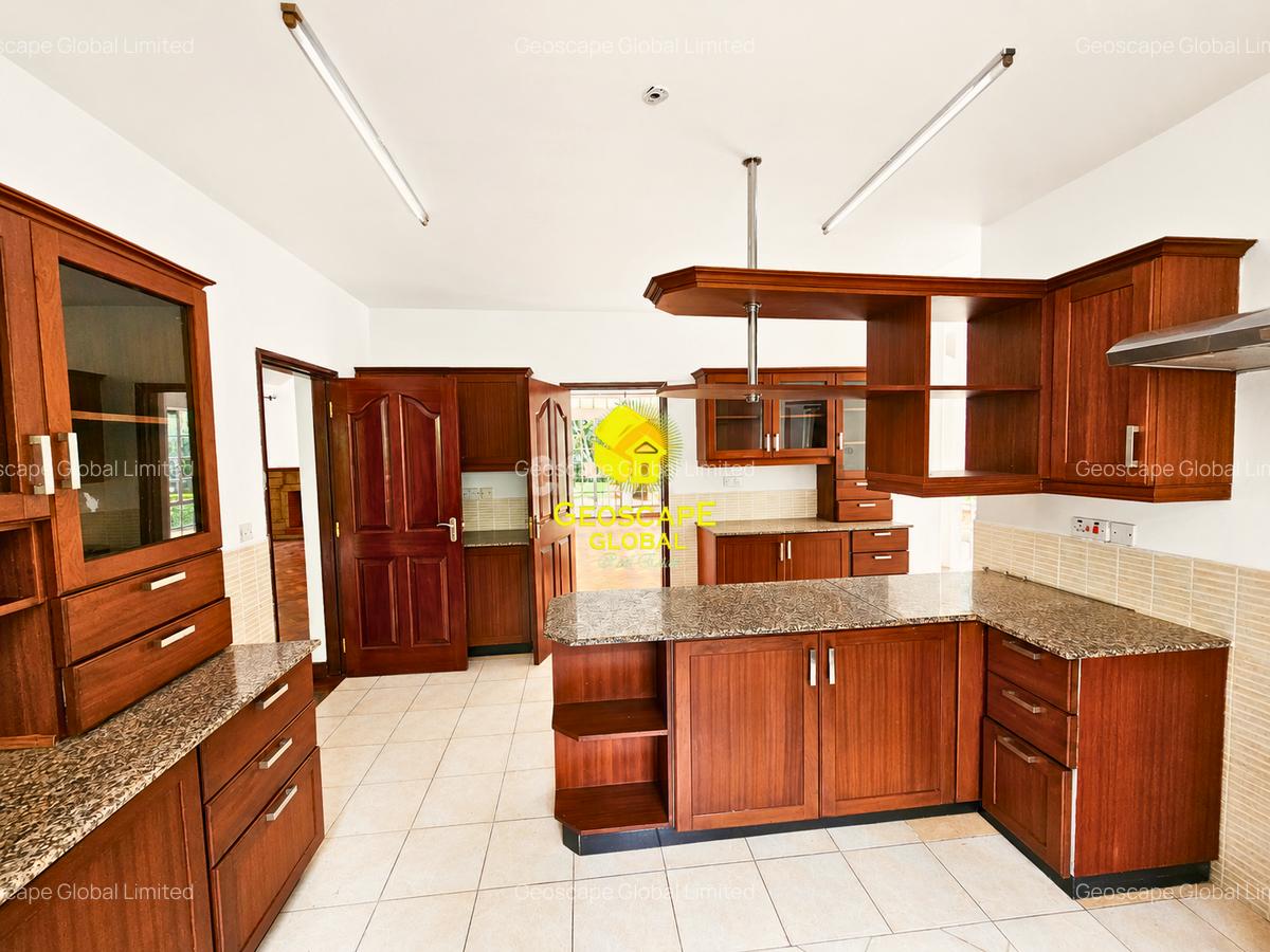 5 Bed House with En Suite in Rosslyn - 4