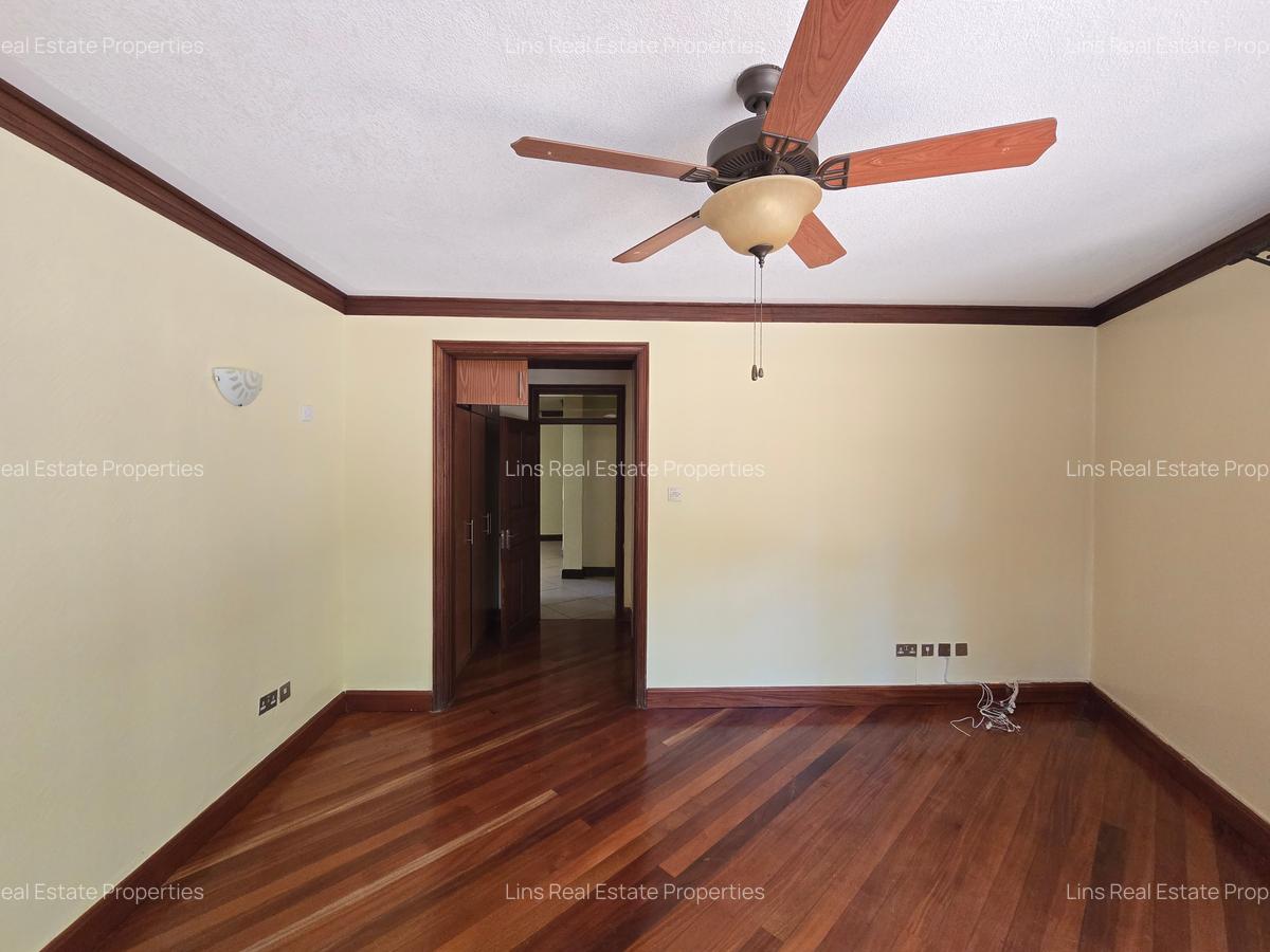 4 Bed House with En Suite in Hill View - 18