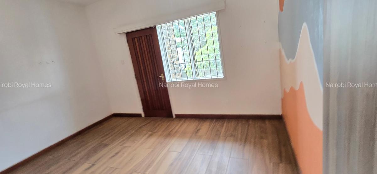 5 Bed House with En Suite at Lavington Road - 14