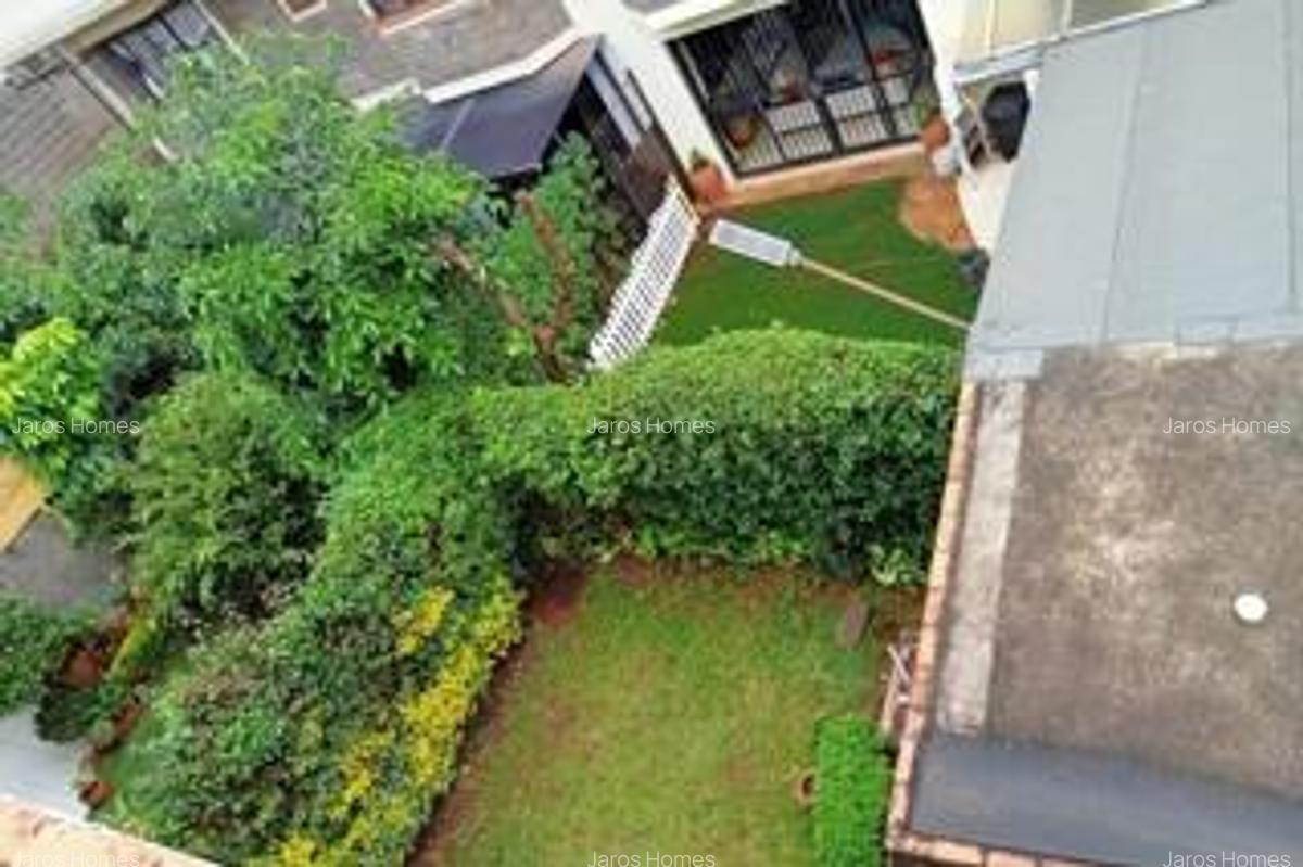 4 Bed Townhouse with En Suite at Grevellea - 4