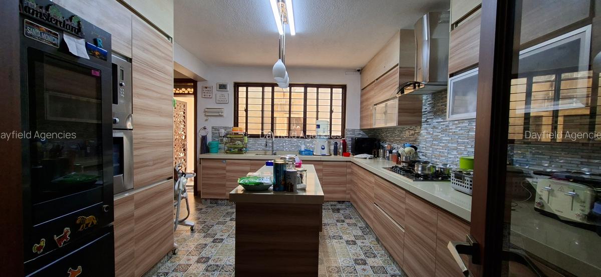 5 Bed House with En Suite in Lavington - 5