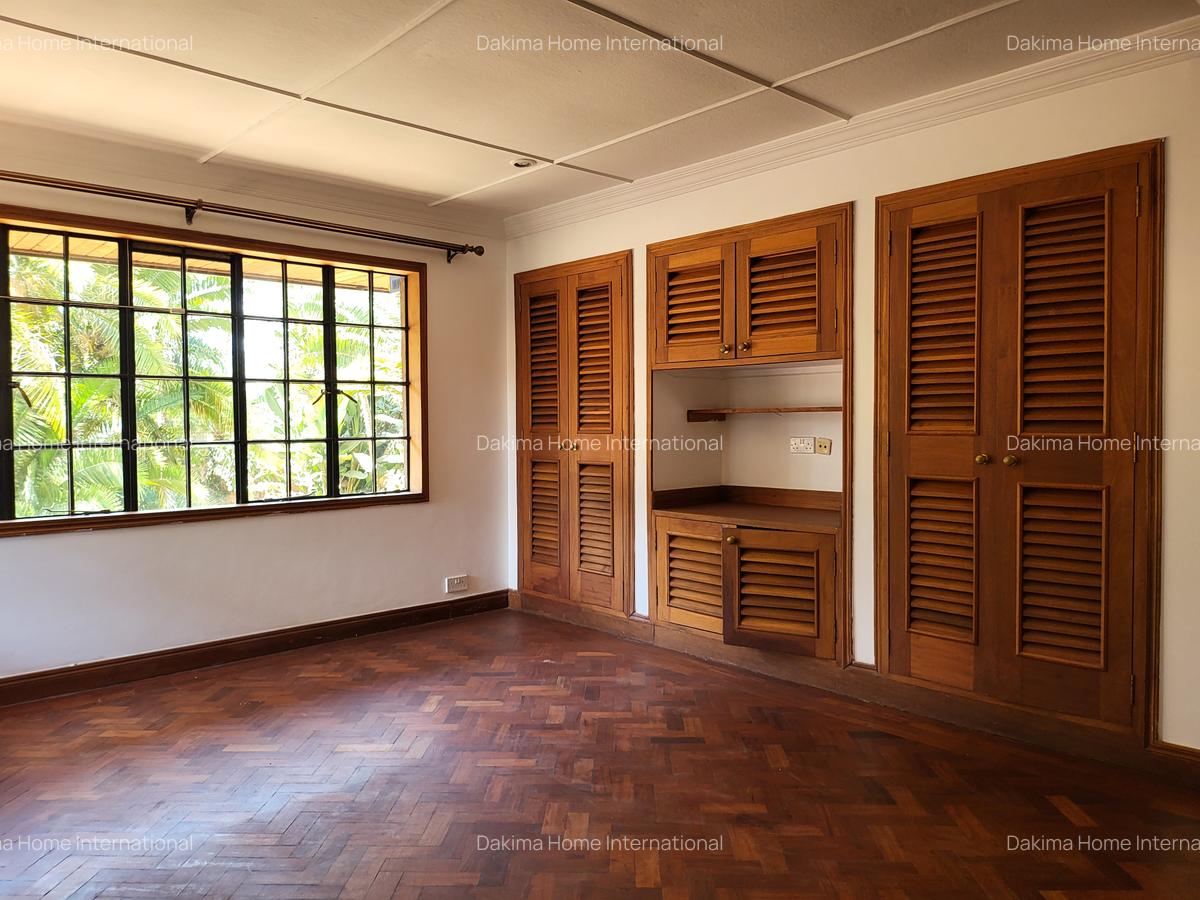 5 Bed House with En Suite in Runda - 11
