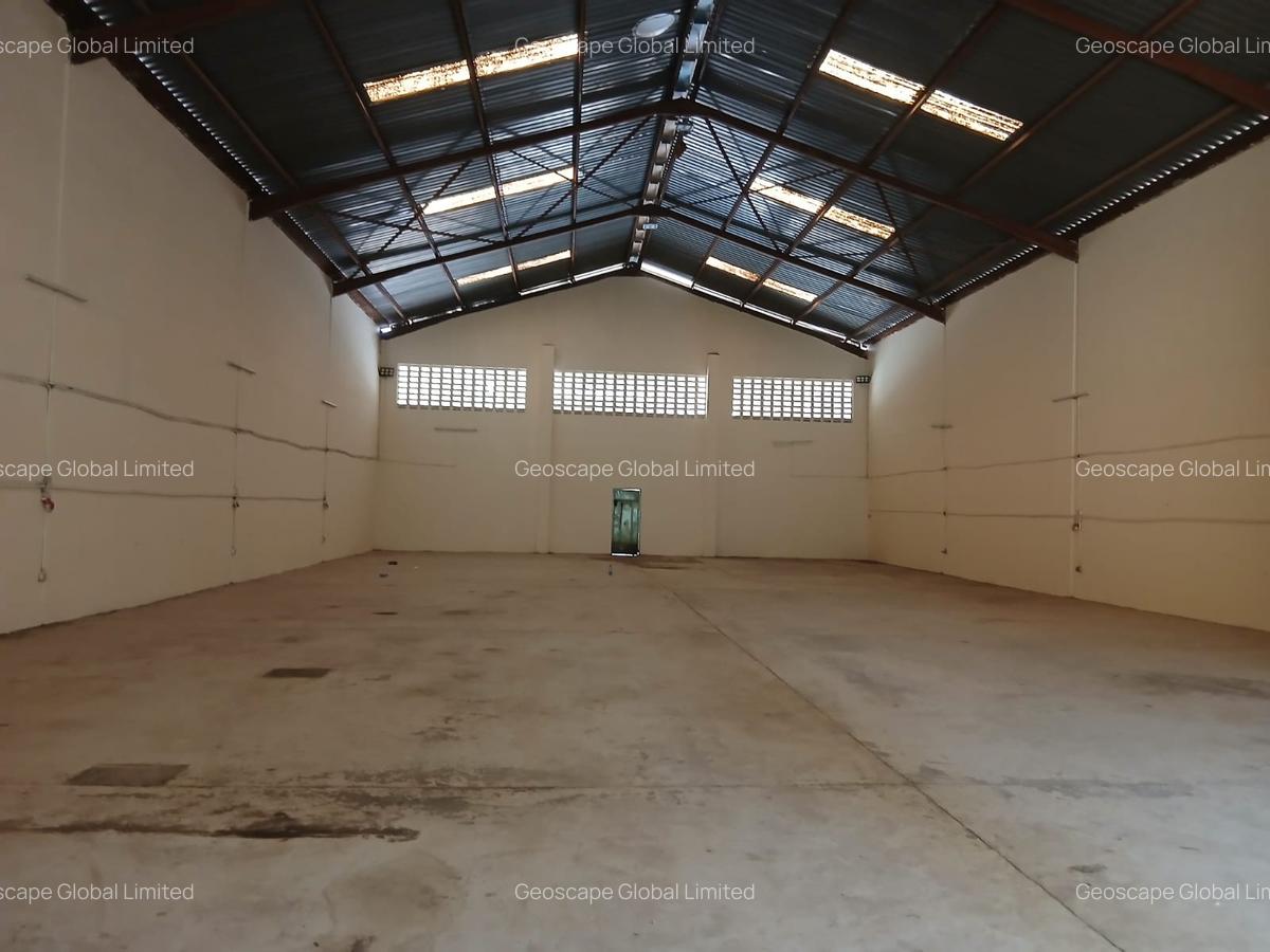 6,000 ft² Warehouse with Parking in Industrial Area - 1