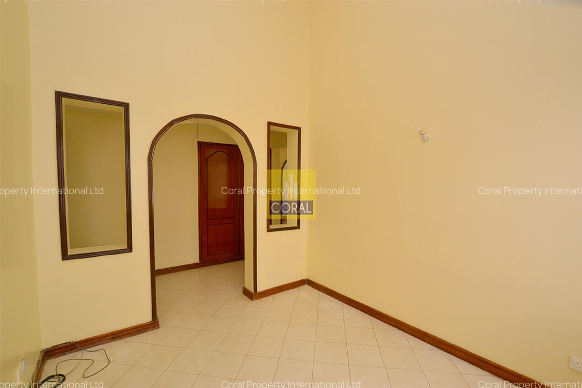 5 Bed Villa with En Suite in Riverside - 14