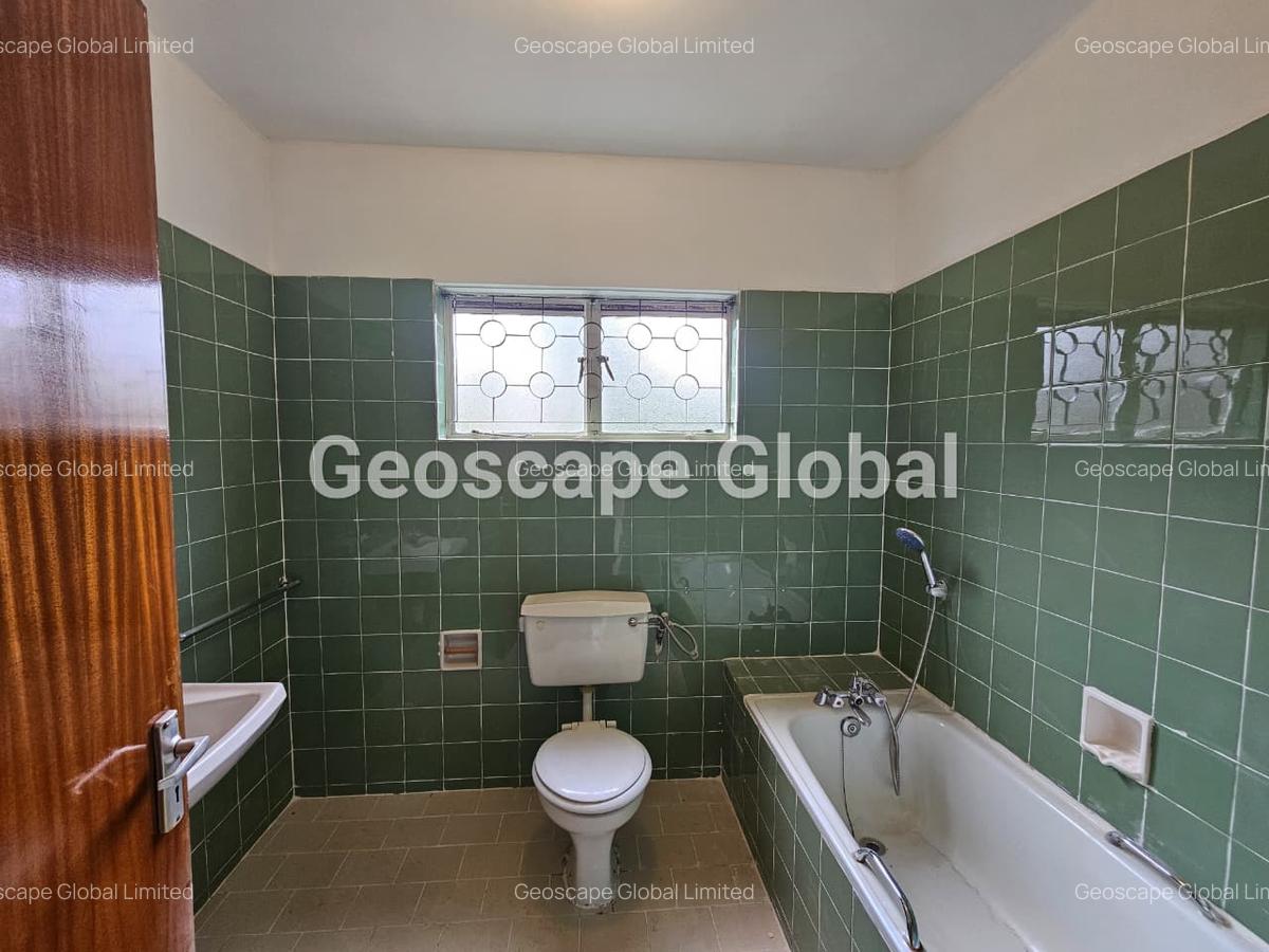 4 Bed House with En Suite in Lavington - 12
