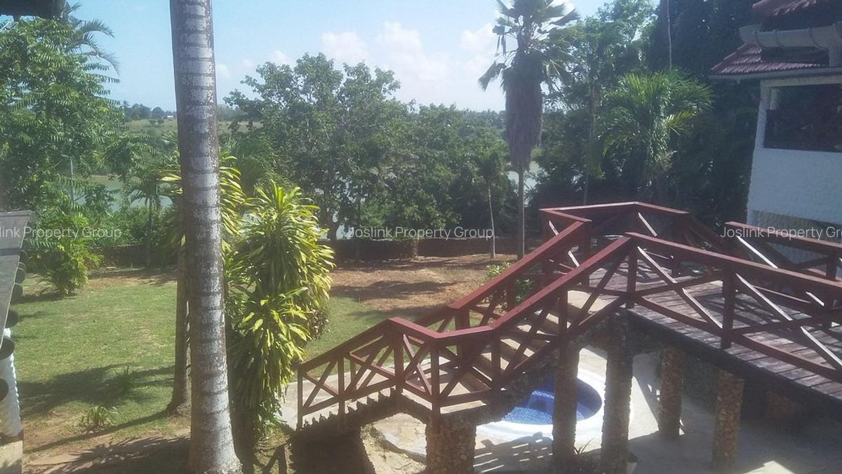 10 Bed Apartment in Nyali Area - 10