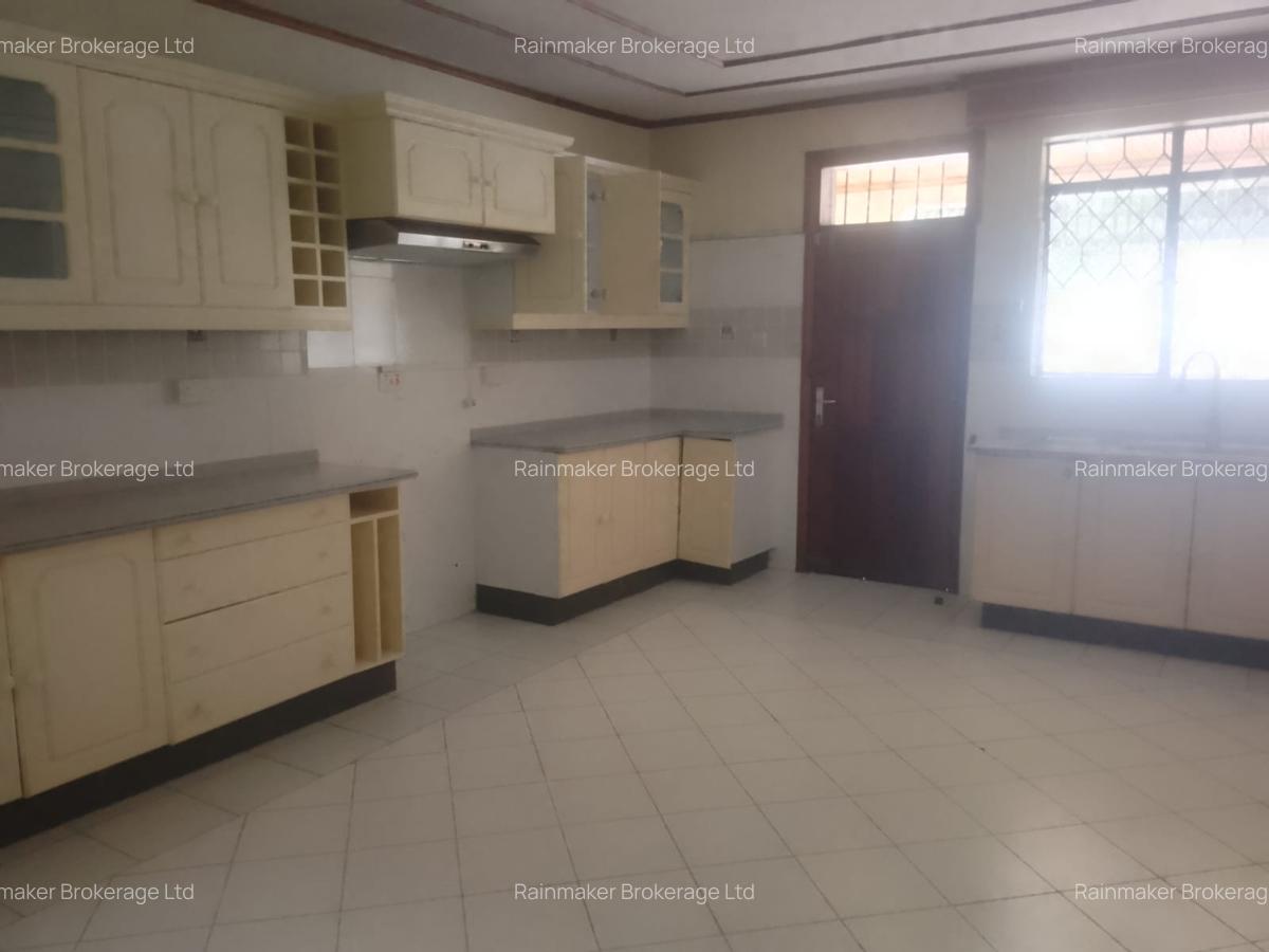 5 Bed House with En Suite in Runda - 8