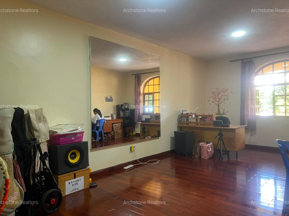 10 Bed House with En Suite in Runda - 9